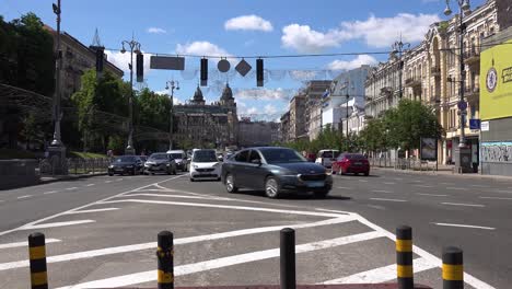 Establishing-Shot-Of-Khreshchatyk-Street,-Main-Boulevard-In-Downtown-Kyiv,-Kiev-Ukraine-With-Pedestrians-And-Traffic