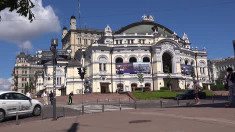 Establishing-Shot-Of-The-Kyiv,-Kiev-Opera-House-In-Ukraine