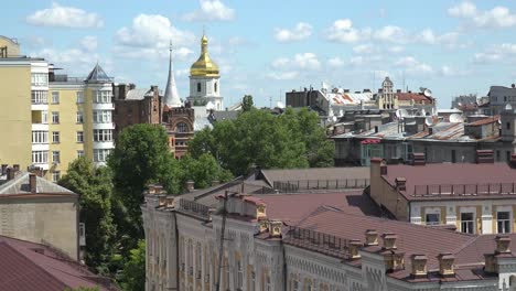 Establishing-Shot-Rooftops-Of-Downtown-Kyiv,-Ukraine-With-St-Sophia'S-Bell-Tower-Distant