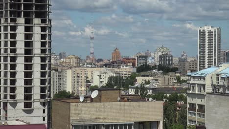 Establecimiento-De-Tejados-De-Tiro-Y-Edificios-De-Oficinas-Del-Centro-De-Kyiv,-Ucrania-Con-Torre-De-Televisión-Distante