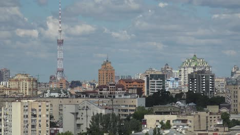 Establecimiento-De-Tejados-De-Tiro-Y-Edificios-De-Oficinas-Del-Centro-De-Kyiv,-Ucrania-Con-Torre-De-Televisión-Distante