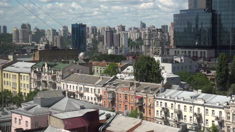 Establecimiento-De-Tejados-De-Tiro-Y-Edificios-De-Oficinas-Del-Centro-De-Kyiv,-Ucrania