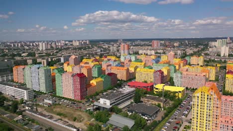 Excelente-Vista-Aérea-Sobre-El-Colorido-Complejo-De-Condominios-De-La-Ciudad-De-Confort-En-Kyiv,-Kiev,-Ucrania