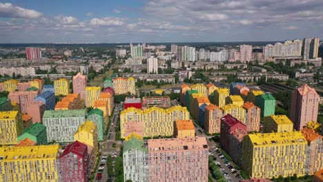 Toma-Panorámica-Sobre-El-Colorido-Complejo-De-Condominios-De-La-Ciudad-De-Confort-En-Kyiv,-Kiev,-Ucrania