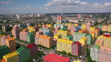 Antenne-über-Buntem-Komfortstadt-Eigentumswohnungskomplex-In-Kiew,-Kiew,-Ukraine