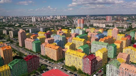 Antena-Sobre-El-Colorido-Complejo-De-Apartamentos-De-Condominio-De-La-Ciudad-De-Confort-En-Kyiv,-Kiev,-Ucrania