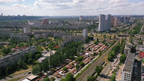 Antena-Sobre-La-Región-De-La-Orilla-Izquierda-De-Kyiv,-Kiev,-Ucrania-Con-Apartamentos-Y-Condominios