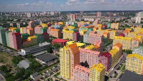 Antenne-über-Buntem-Komfortstadt-Eigentumswohnungskomplex-In-Kiew,-Kiew,-Ukraine