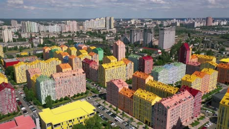 Antena-Sobre-El-Colorido-Complejo-De-Apartamentos-De-Condominio-De-La-Ciudad-De-Confort-En-Kyiv,-Kiev,-Ucrania