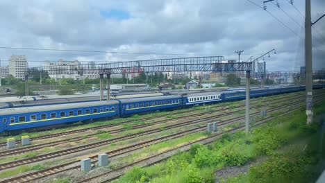 Tiro-Pov-De-Un-Tren-Que-Entra-En-Kiev-Kyiv-Ucrania-Con-Vías-Férreas-Y-Vagones-De-Tren-Visibles