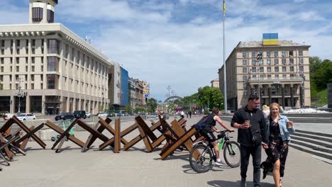 Stahligel-Metallbarrikaden-Werden-Auf-Den-Bürgersteigen-Des-Maidan-In-Der-Zentralen-Kiewer-Ukraine-Aufgestellt,-Um-Eine-Russische-Invasion-Abzuwehren