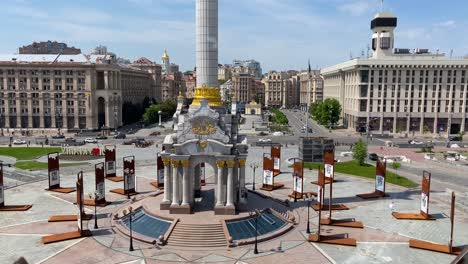 Establishing-Shot-Of-Maidan-Nezalezhnosti-Statue-In-Independence-Square-On-The-Maidan,-Kyiv,-Kiev,-Ukraine-With-Traffic-And-Buildings-Background
