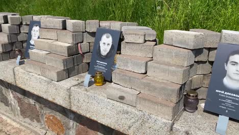 Ein-Kriegerdenkmal-Am-Straßenrand-Für-Soldaten-Mit-Gesichtern,-Blumen-Und-Kerzen-Säumt-Eine-Straße-In-Der-Nähe-Des-Unabhängigkeitsplatzes-Maidan-Im-Zentrum-Von-Kiew,-Kiew,-Ukraine