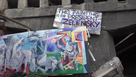 Obra-De-Arte-Honra-Al-Presidente-Zelensky-En-El-Puente-Entre-Irpin-Y-Kyiv-Kiev-Volado-Durante-La-Guerra-De-Ucrania-Para-Prevenir-La-Ocupación-Rusa