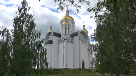 Die-Kirche-St.-Andrew-Pervozvannoho-Aller-Heiligen-In-Bucha,-Ukraine,-Wo-Dutzende-Von-Nicht-Gekennzeichneten-Gräbern-Und-Opfern-Von-Kriegsverbrechen-Ausgegraben-Wurden