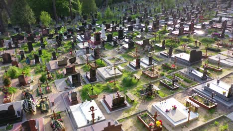 Antenne-Eines-Zivilen-Friedhofs-Oder-Friedhofs-Mit-Vielen-Gräbern-In-Der-Nähe-Von-Lemberg,-Ukraine