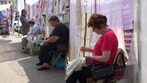 Frauen-Weben-Traditionelle-Kleidung-Vyshyvanka-Und-Andere-Bestickte-Kleidungsstücke-Auf-Einem-öffentlichen-Markt-In-Lemberg,-Ukraine