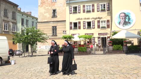 Zwei-Katholische-Nonnen-Gehen-Durch-Einen-Innenhof-In-Lemberg,-Ukraine
