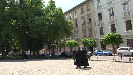 Zwei-Katholische-Nonnen-Gehen-Durch-Einen-Innenhof-In-Lemberg,-Ukraine