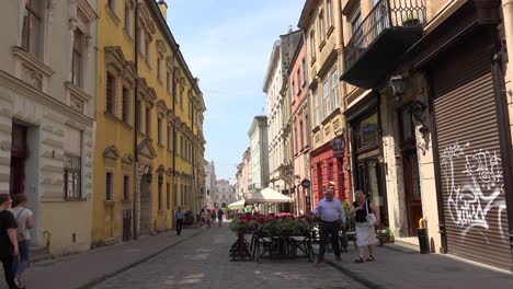 Hermosa-Toma-De-Una-Calle-Con-Edificios-Tradicionales-En-Lviv,-Ucrania