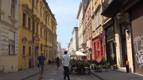 Schöne-Aufnahme-Einer-Straße-Mit-Traditionellen-Gebäuden-In-Lviv,-Ukraine