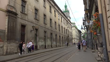 Street-Scene-With-Pedestrians-And-Traditional-Buildings-In-Lviv,-Ukraine