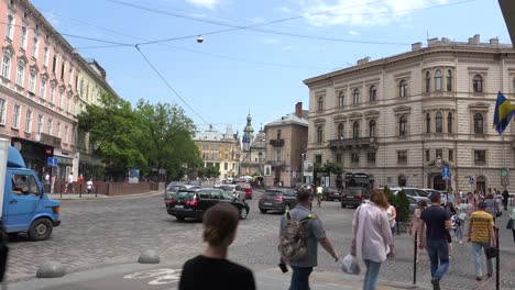 Schöne-Aufnahme-Einer-Straße-Mit-Traditionellen-Gebäuden-In-Der-Zentralen-Innenstadt-Von-Lviv,-Ukraine