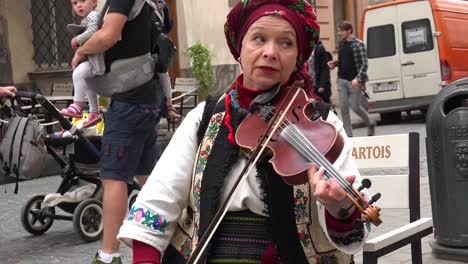 Dúo-Musical-Tradicional-Toca-Violín-Y-Acordeón-En-La-Calle-En-El-Casco-Antiguo-De-Lviv,-Ucrania