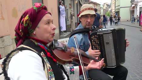 Traditional-Musical-Duo-Play-Violin-And-Accordian-On-The-Street-In-Old-Town-Lviv,-Ukraine