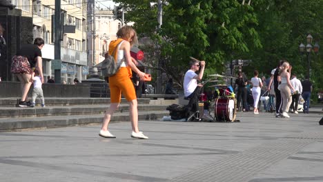 Eine-Frau-Tanzt-Zu-Live-trommelmusik-Auf-Dem-Zentralen-Platz-Von-Lviv,-Ukraine