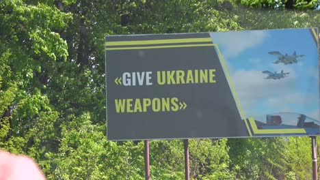 Auf-Einer-Straßenschild-Werbetafel-Entlang-Einer-Autobahn-In-Der-Ukraine-Steht:-„Gib-Der-Ukraine-Waffen“-Für-Ihre-Kriegsanstrengungen
