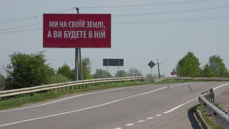 Auf-Einer-Straßenschild-Werbetafel-Entlang-Einer-Autobahn-In-Der-Ukraine-Steht:-„Dies-Ist-Unser-Land-–-Sie-(Russen)-Werden-Darunter-Sein“-Für-Ihre-Kriegsanstrengungen