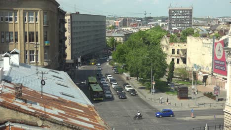 Establecimiento-De-Toma-De-Lviv,-Ucrania-Con-Tranvía-Y-Tráfico-De-Automóviles