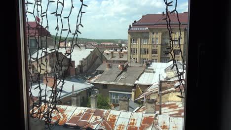 Establecimiento-De-Una-Toma-De-Lviv,-Ucrania-A-Través-De-La-Ventana-De-Un-Edificio-Antiguo