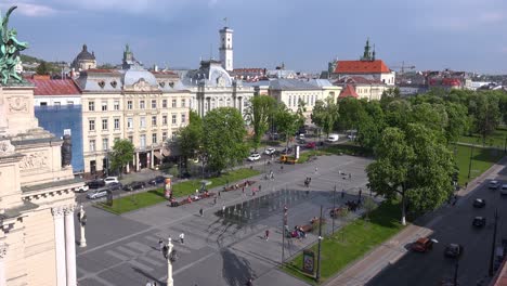 Schöne-Errichtende-Stadtbildskyline-Und-Historisches-Opernhaus-In-Lviv,-Ukraine