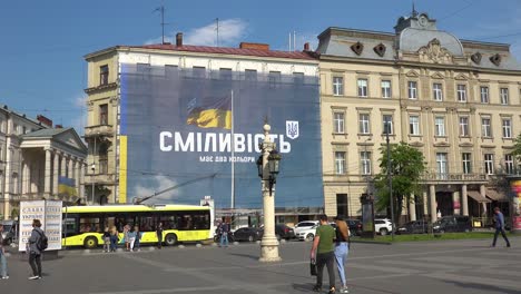 Ein-Riesiges-Patriotisches-Banner-An-Einem-Gebäude-In-Der-Innenstadt-Von-Lemberg,-Ukraine,-Sagt:-„Mut-Hat-Zwei-Farben“