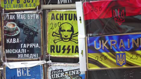 Ein-Souvenirladen-Auf-Der-Straße-Von-Lemberg,-Ukraine,-Verkauft-Antirussische-Anti-Putin-Schilder-Und-Sammlerstücke