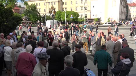 Ancianos-En-La-Plaza-Central-De-Lviv,-Ucrania-Cantan-Canciones-Patrióticas-Para-Ayudar-Con-El-Esfuerzo-De-Guerra