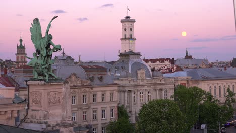 Beautiful-Full-Moonrise-Over-The-Opera-House-And-Classical-Buildings-In-Central-Lviv,-Ukraine