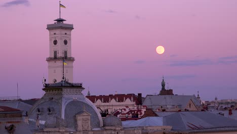Beautiful-Full-Moonrise-Over-The-Rooftops-And-Classical-Buildings-In-Central-Lviv,-Ukraine