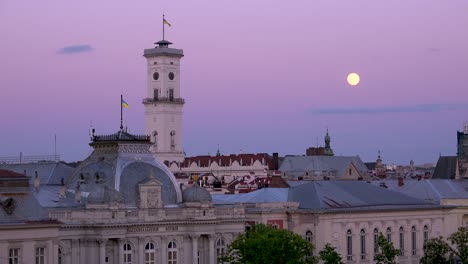 Wunderschöner-Vollmondaufgang-über-Den-Dächern-Und-Klassischen-Gebäuden-Im-Zentrum-Von-Lemberg,-Ukraine