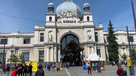 Toma-De-Establecimiento-De-La-Estación-Central-De-Tren-En-Lviv,-Ucrania