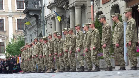 Soldados-Del-Ejército-Ucraniano-Se-Alinean-En-Una-Calle-En-Lviv,-Ucrania,-En-Previsión-Del-Funeral-De-Un-Camarada