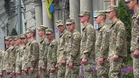 Ukrainian-Army-Soldiers-Line-A-Street-In-Lviv,-Ukraine-In-Anticipation-Of-A-Funeral-For-A-Comrade