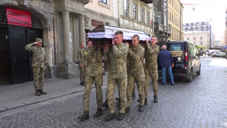 Ukrainian-Army-Soldiers-Carry-The-Coffin-Of-A-Fallen-Soldier-In-A-Funeral-Procession-On-The-Streets-Of-Lviv,-Ukraine