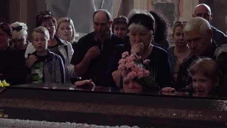 Trauernde-Versammeln-Sich-Und-Weinen-Am-Sarg-Eines-Toten-Ukrainischen-Soldaten-Während-Einer-Trauerfeier-In-Lemberg,-Ukraine