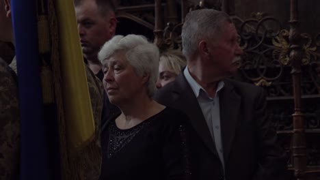 Trauernde-Versammeln-Sich-Und-Weinen-Am-Sarg-Eines-Toten-Ukrainischen-Soldaten-Während-Einer-Trauerfeier-In-Lemberg,-Ukraine