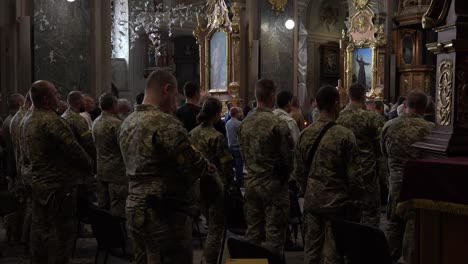 Se-Lleva-A-Cabo-Un-Funeral-Militar-Dentro-De-Una-Iglesia-Catedral-Para-Un-Soldado-Ucraniano-Muerto-Durante-La-Guerra-En-Ucrania