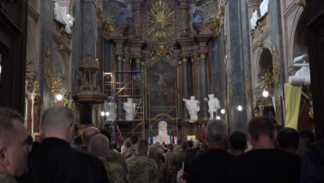 Eine-Militärische-Trauerfeier-Wird-In-Einer-Kathedrale-Für-Einen-Toten-Ukrainischen-Soldaten-Während-Des-Krieges-In-Der-Ukraine-Durchgeführt