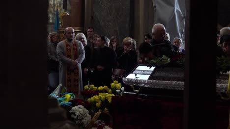 Los-Dolientes-Se-Reúnen-Y-Lloran-Ante-El-Ataúd-De-Un-Soldado-Ucraniano-Muerto-Durante-Un-Funeral-En-Lviv,-Ucrania